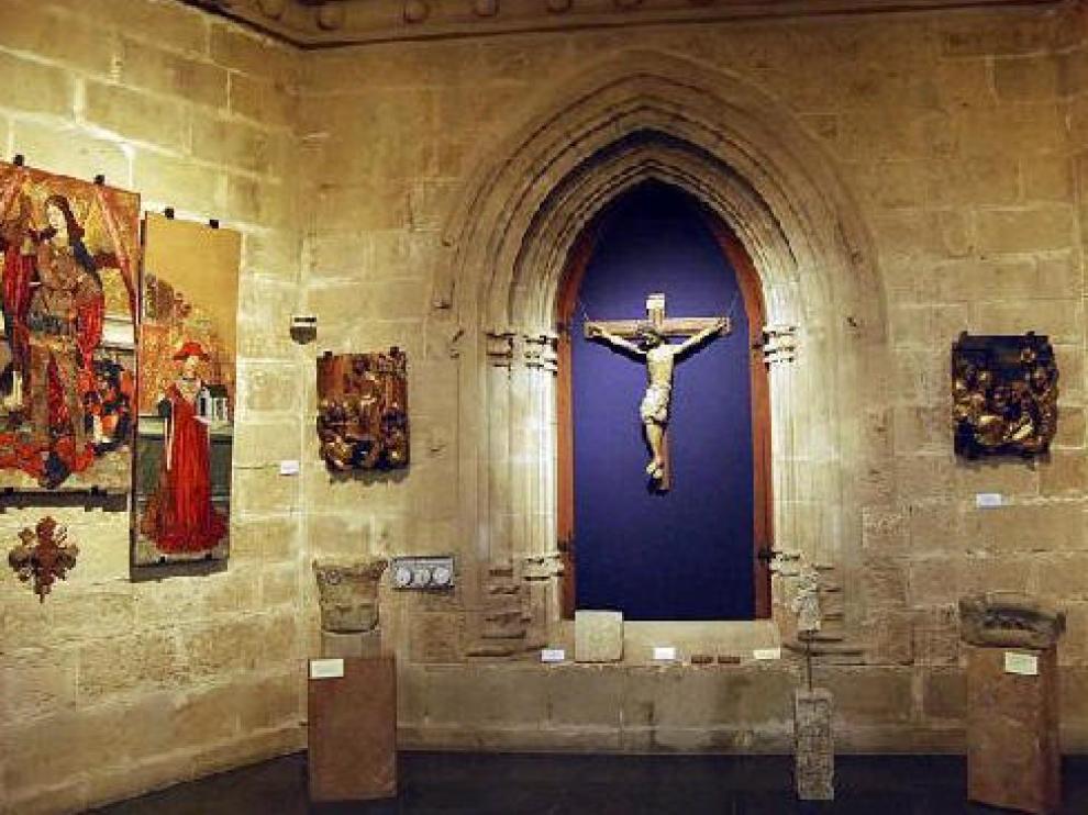Varias tablas, retablos y crucifijos que se exponen en el actual Museo Diocesano de Barbastro y que se trasladarán al del Palacio Episcopal