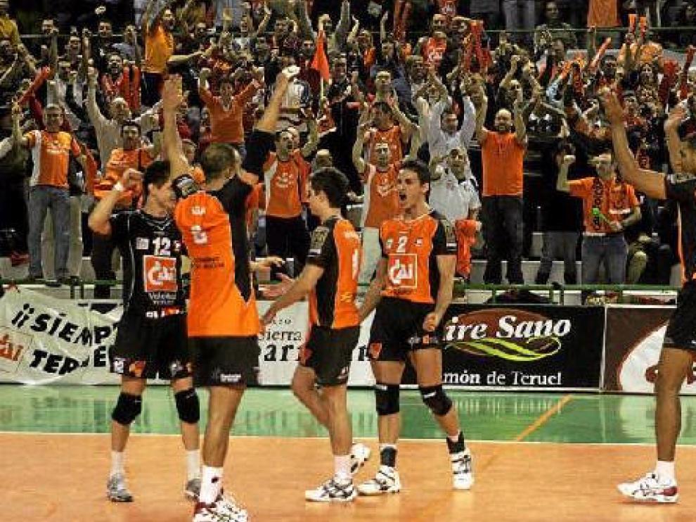 Los jugadores del CAI y el público turolense celebran el pase a octavos en la anterior eliminatoria contra el SCC Berlín en Los Planos