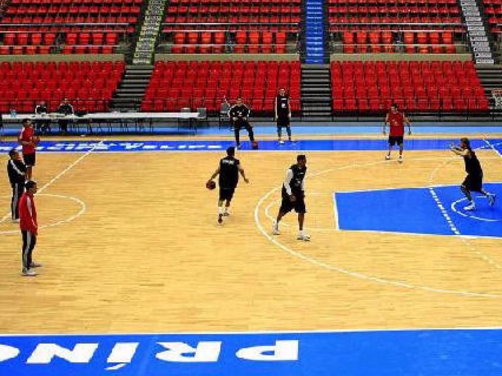 La plantilla del CAI realizó ayer ejercicios tácticos sobre la cancha del Príncipe Felipe
