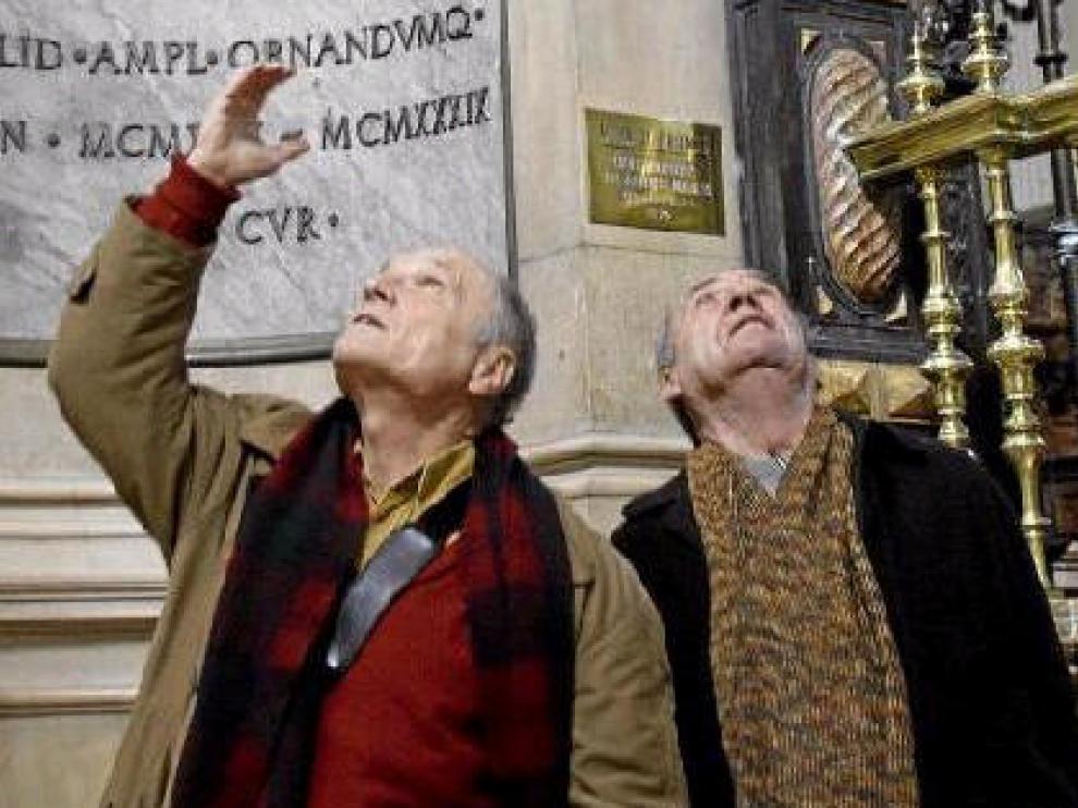 Antonio López y Francisco López en el Pilar, en el lugar donde proponen instalar el grupo escultórico