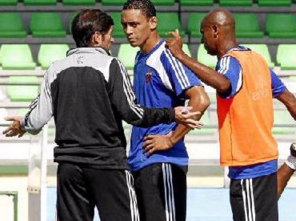 Marcelino dialoga con Oliveira y Ewerthon