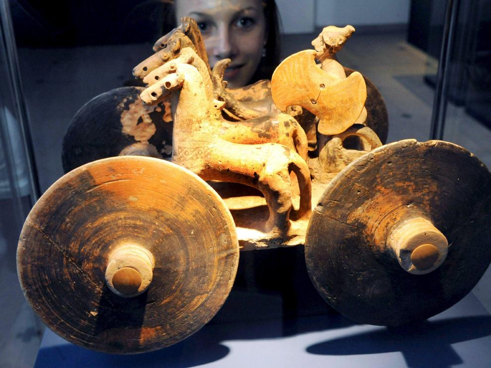 Una mujer observa una figura de arcilla griega del siglo VIII A.C., en el Museo Badenese de Karlsruhe (Alemania) el 23 de octubre de 2008.