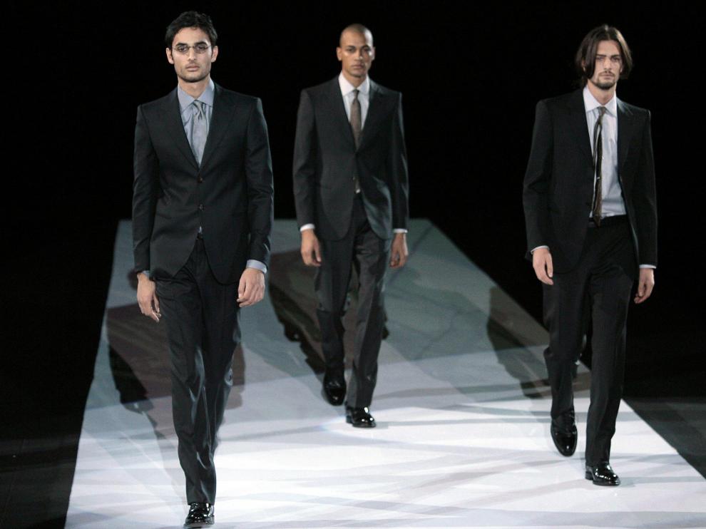 Tres modelos masculinos del diseñador Giorgio Armani