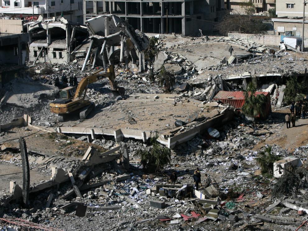 Un bulldozer recoge los restos de un edificio de Hamás