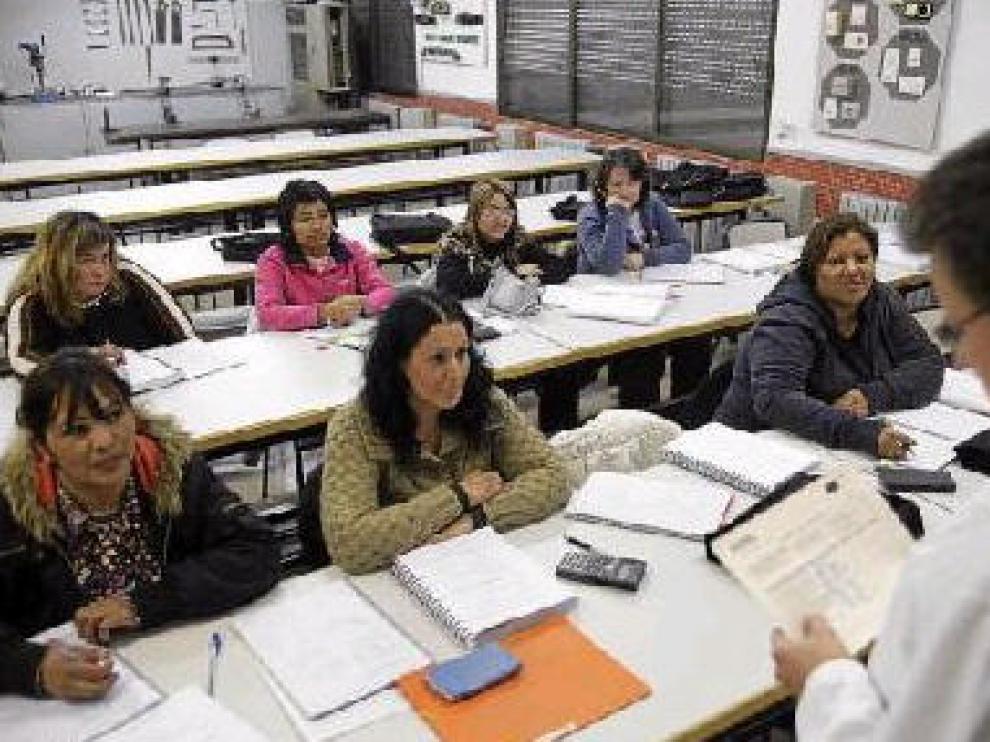 Alumnas en el curso de electricista en edificio de la Fundación San Valero de Zaragoza