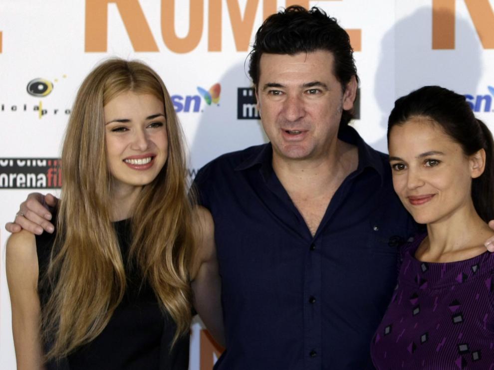 El director y las dos protagonistas