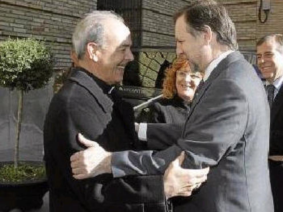 Milián e Iglesias se saludan ante la mirada de Broto y Cosculluela