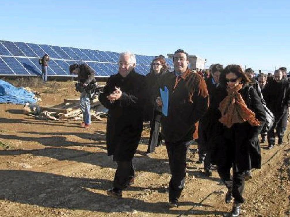El vicepresidente de la DGA, José Ángel Biel -tercero a la derecha-, recorrió la planta de producción de energía fotovoltaica