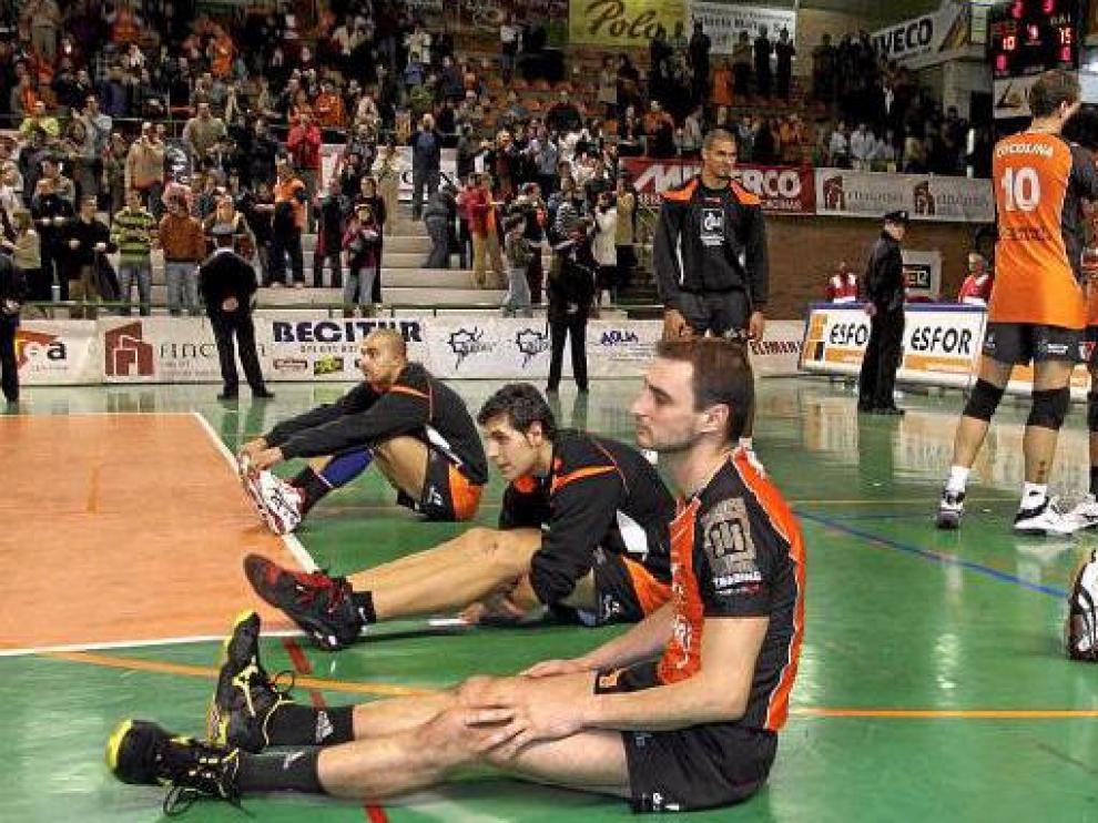 Los jugadores del CAI Voleibol Teruel, desolados por la derrota al término del partido ante el Galatasaray