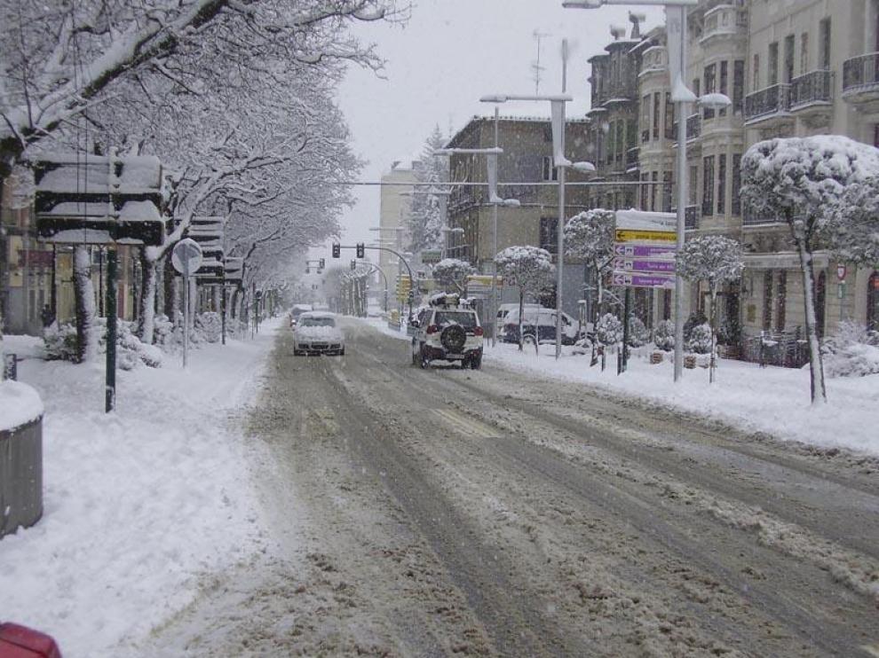 Un manto de nieve cubre las calles de Jaca.