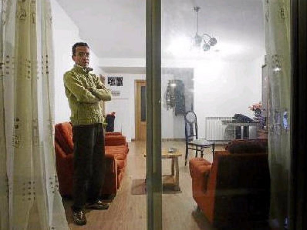 Said Jabaly, en su piso. Necesita venderlo con urgencia para salvar el embargo