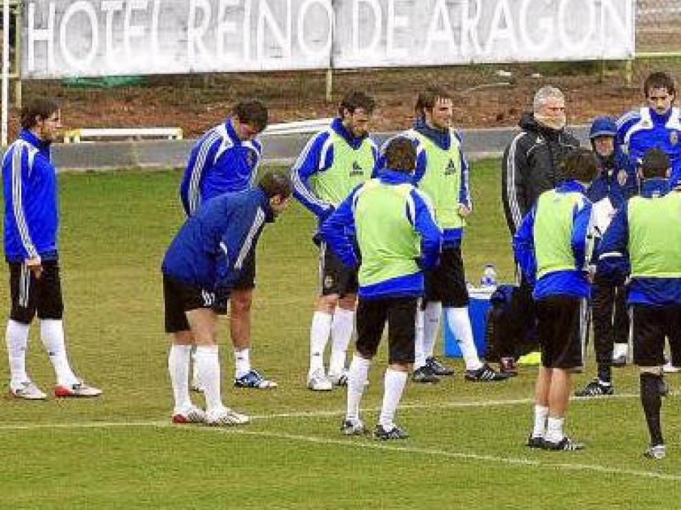 La plantilla del Real Zaragoza escucha atentamente las indicaciones de Marcelino en el intermedio del partidillo jugado durante el entrenamiento de ayer