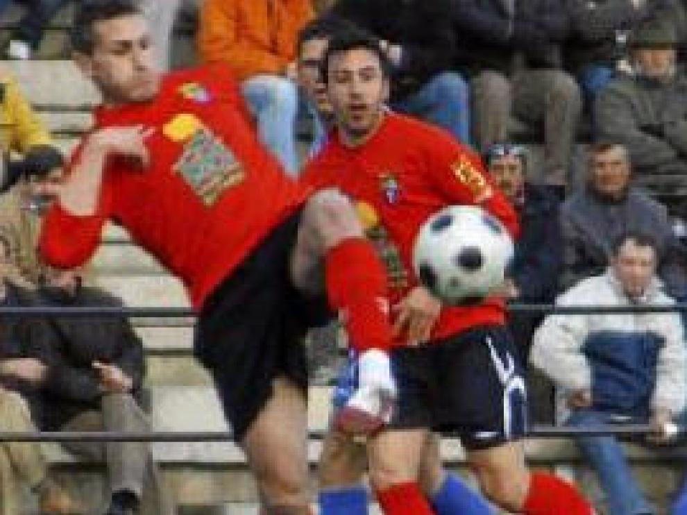 Ibrahim golpea el balón, durante un partido del Teruel