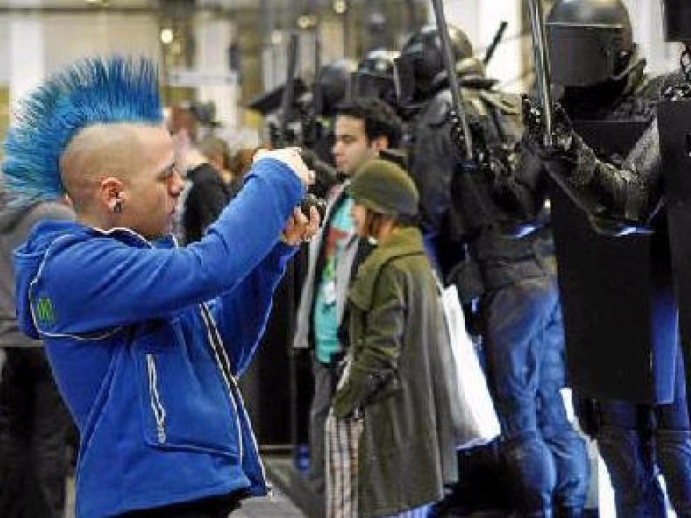 Un visitante toma fotos en la última edición que el Bread & Butter celebrará en Barcelona