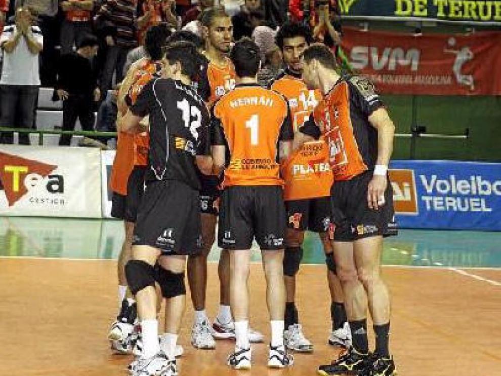 Los jugadores del CAI Teruel se unen tras la derrota en la Copa Challenge del pasado miércoles