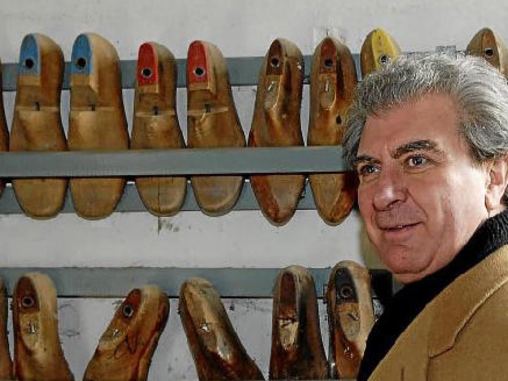 César Antonio Molina, en la zapatería de la antigua Beneficencia, donde se ubicará el futuro museo.