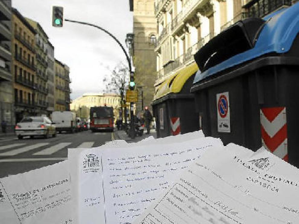Los documentos fueron depositados en el contenedor azul de la derecha, ubicado a unos 20 metros del Tribunal Superior.