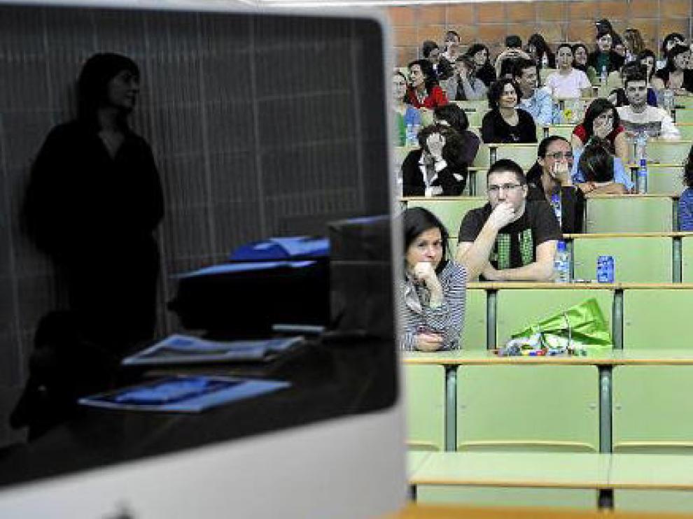 Los aspirantes trataban de calmar los nervios momentos antes del inicio de la prueba.