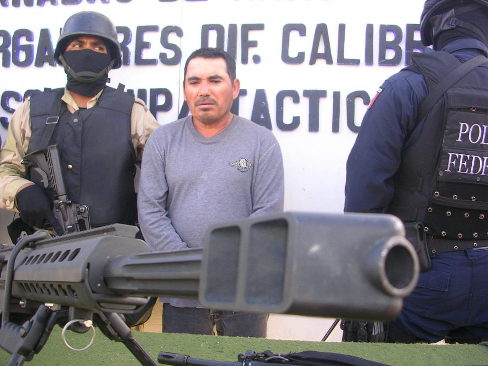 Santiago Meza Flores (c), confesó haber deshecho en ácido a unos 300 cuerpos de personas que mantenían deudas del 'narco' Teodoro Eduardo García Simental