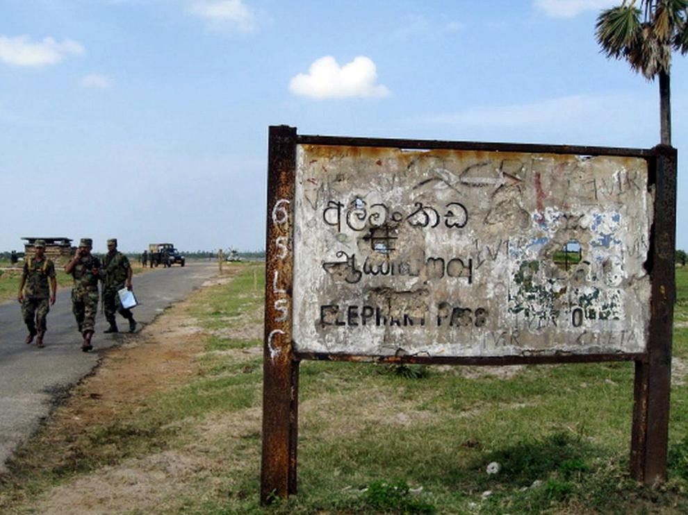 Tropas del Ejército de Sri Lanka patrullan las carreteras del país