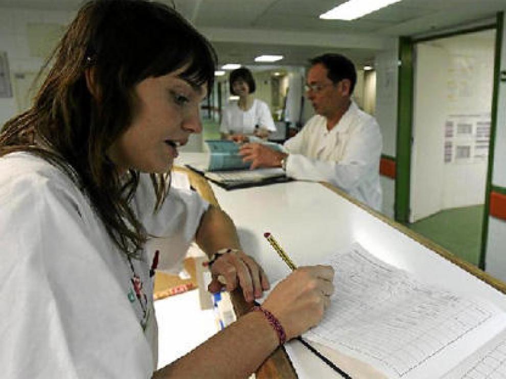 Una aplicación informática sustituirá las anotaciones en un libro. En la foto, trabajadores de Urgencias, entre ellos Jesús Recreo.