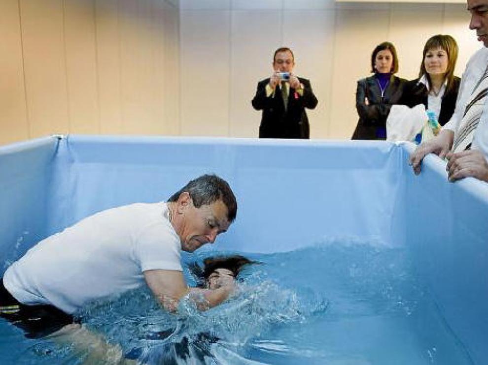 Liseth Jacome recibe el bautismo rodeada por otros Testigos de Jehová.
