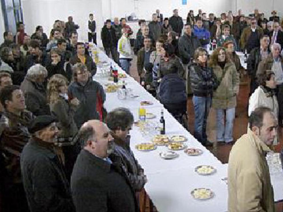 Decenas de vecinos asistieron al aperitivo en el pabellón.