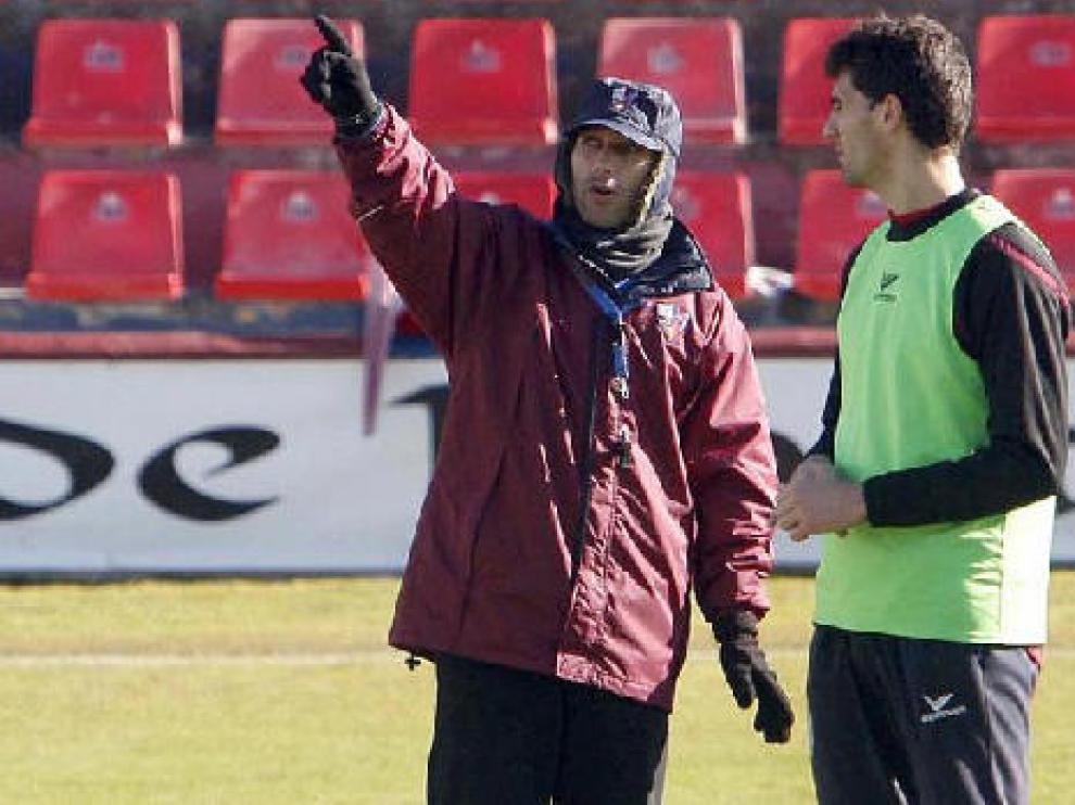 El entrenador del Huesca, Antonio Calderón, durante un entrenamiento del equipo azulgrana en El Alcoraz.