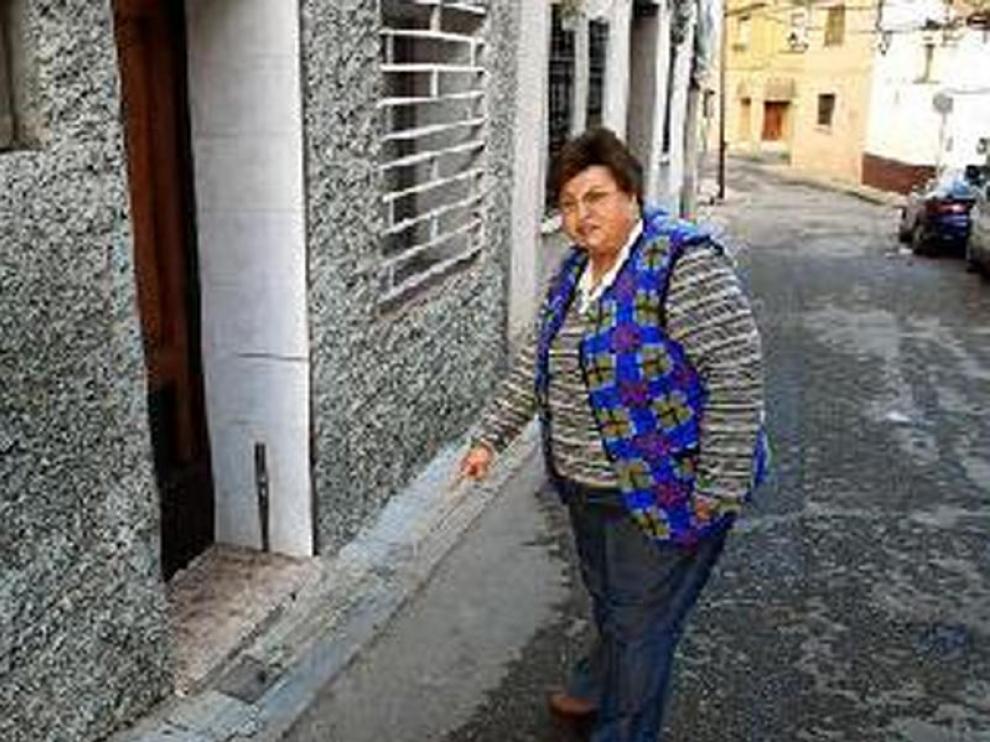 Una vecina mostraba ayer el lugar donde ocurrieron los hechos.