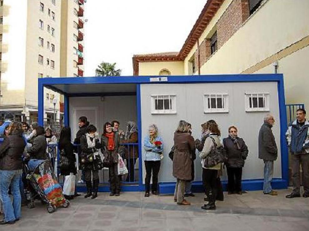 Varios padres esperaban ayer a que saliesen sus hijos del barracón del Joaquín Costa de Monzón.