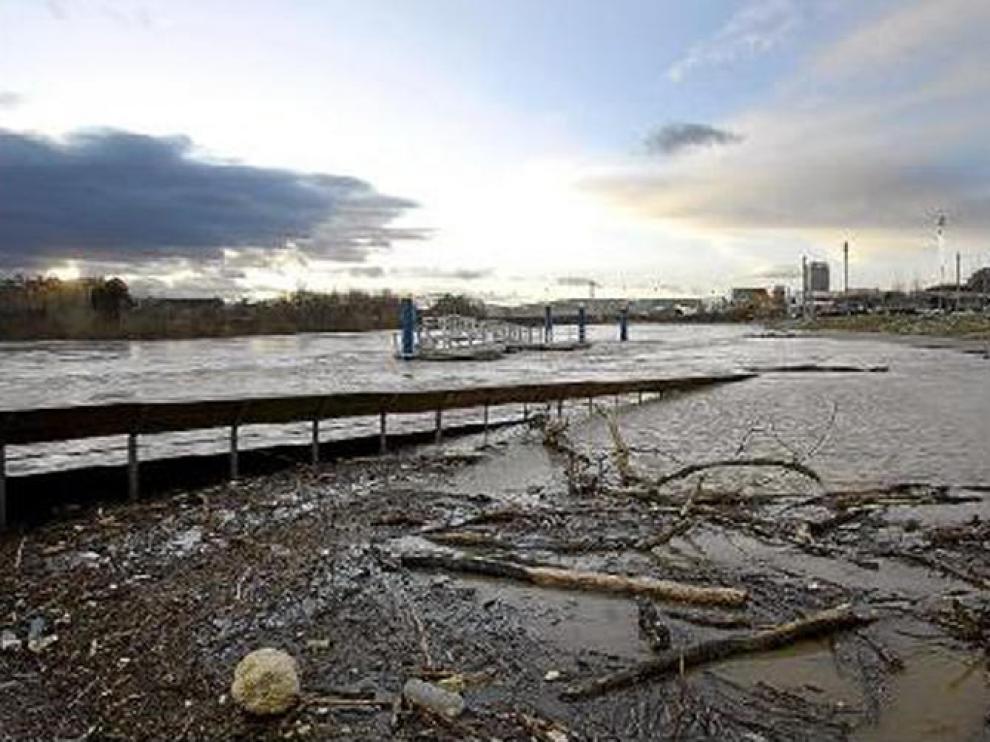 Imagen del nivel que presentaba ayer el Ebro a su paso por Zaragoza, cerca del recinto Expo.