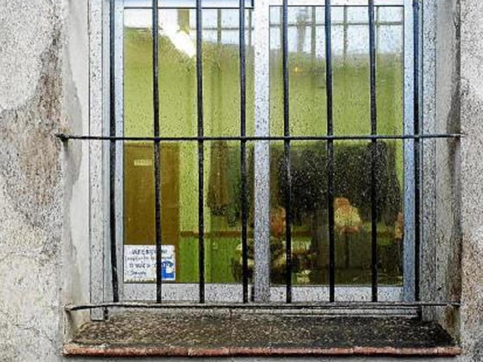 Las ventanas del club de jubilados quedaron cubiertas de manchas negras.