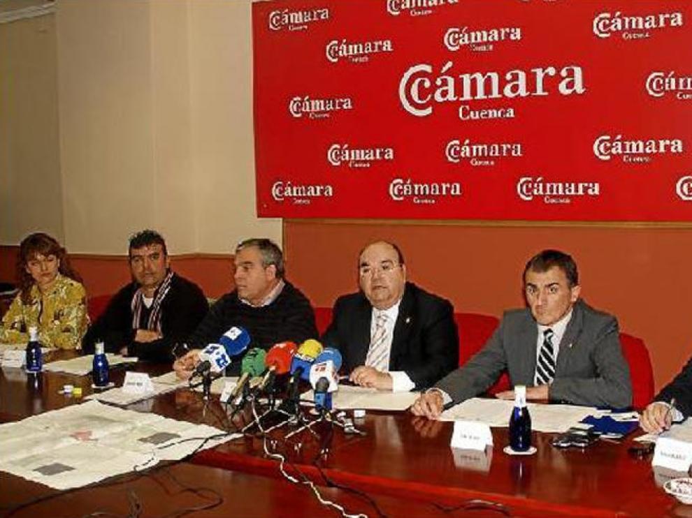El presidente de la Cámara de Cuenca, en el centro, flanqueado por el resto de agentes sociales y económicos de las dos provincias.