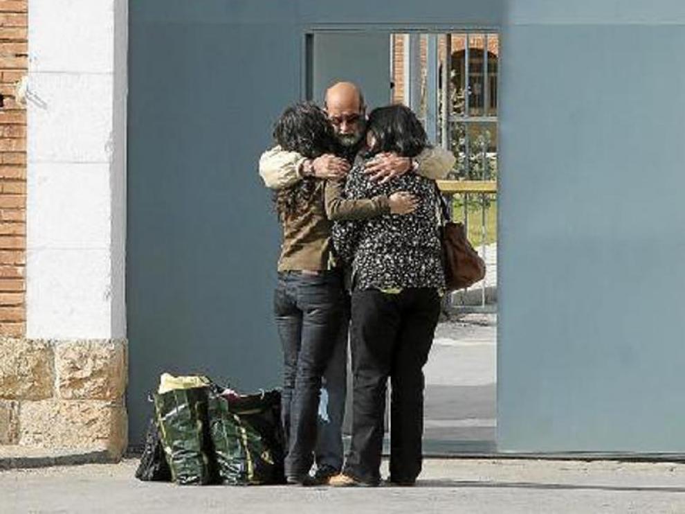 Salvador Latasa, abrazado a dos familiares, cuando abandonó la prisión en marzo en libertad provisional.