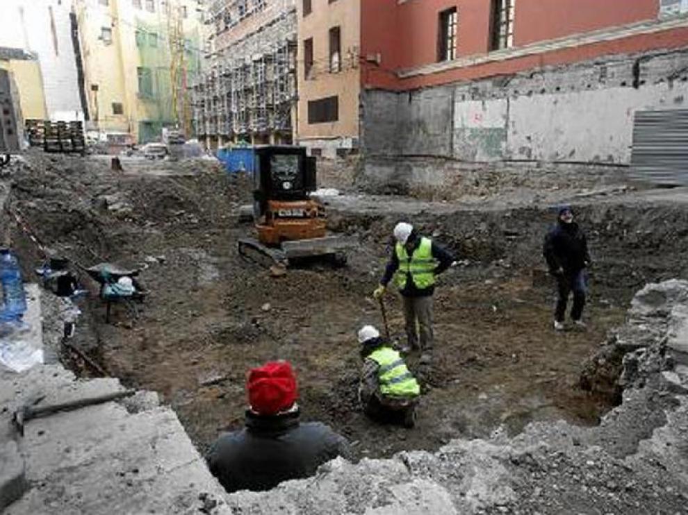 Unos operarios trabajan en las obras de la nueva sede de la DPZ, en la calle del Cinco de Marzo.
