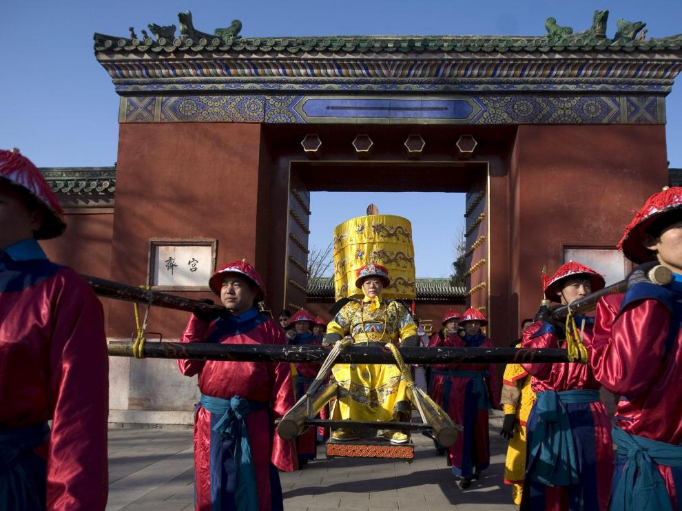 Varios actores vestidos con trajes típicos participan en la representación de un sacrificio imperial en el Parque Ditan de Pekín