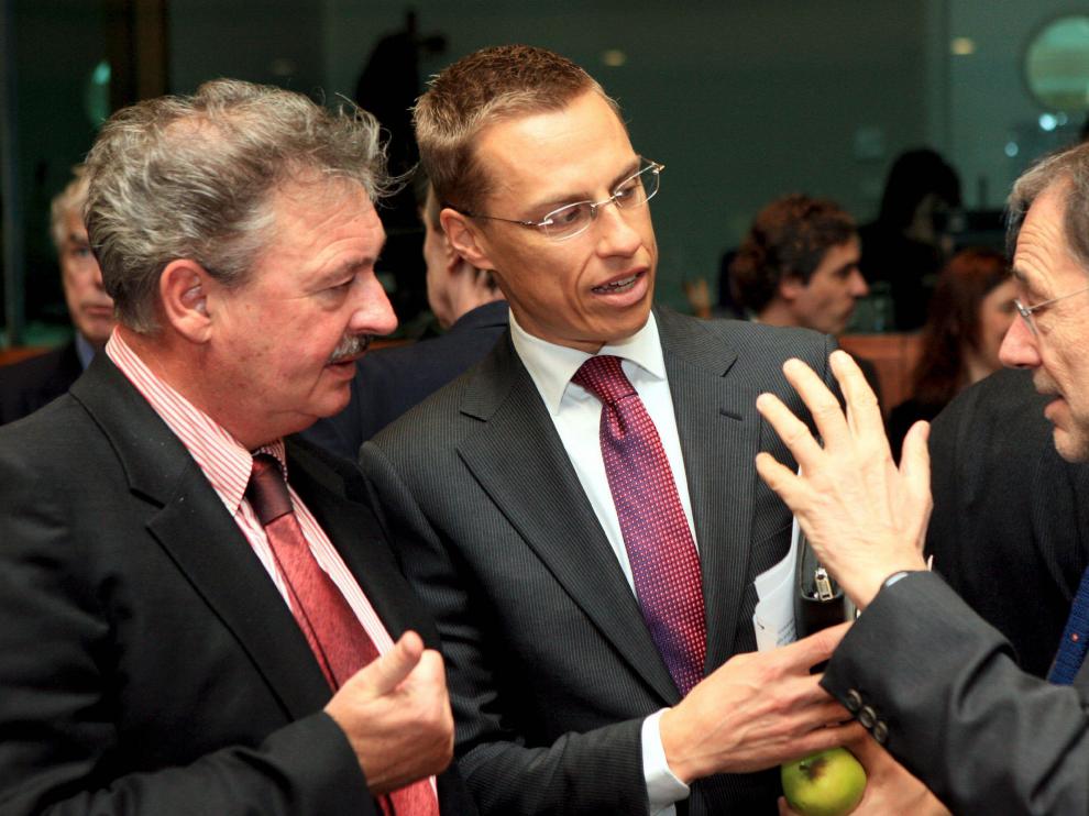 Los ministros de Exteriores de Luxemburgo, Jean Asselborn y de Finlandia, Alexander Stub, conversan con Javier Solana