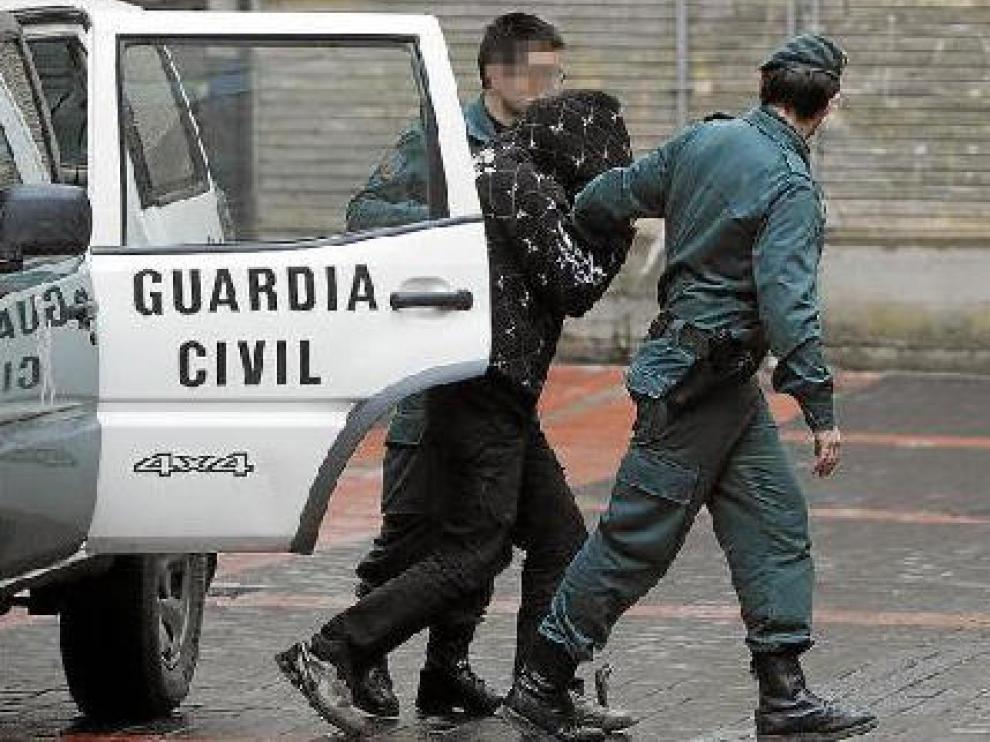 El detenido llegó a los juzgados por la mañana, pero no declaró hasta las cinco de la tarde.