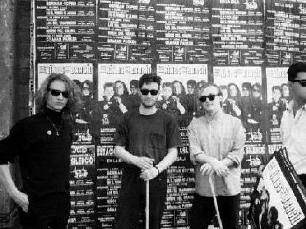 Bunbury, Boch, Santi Rex y Antonio Estación, pegando carteles de un concierto de Niños del Brasil (1988).