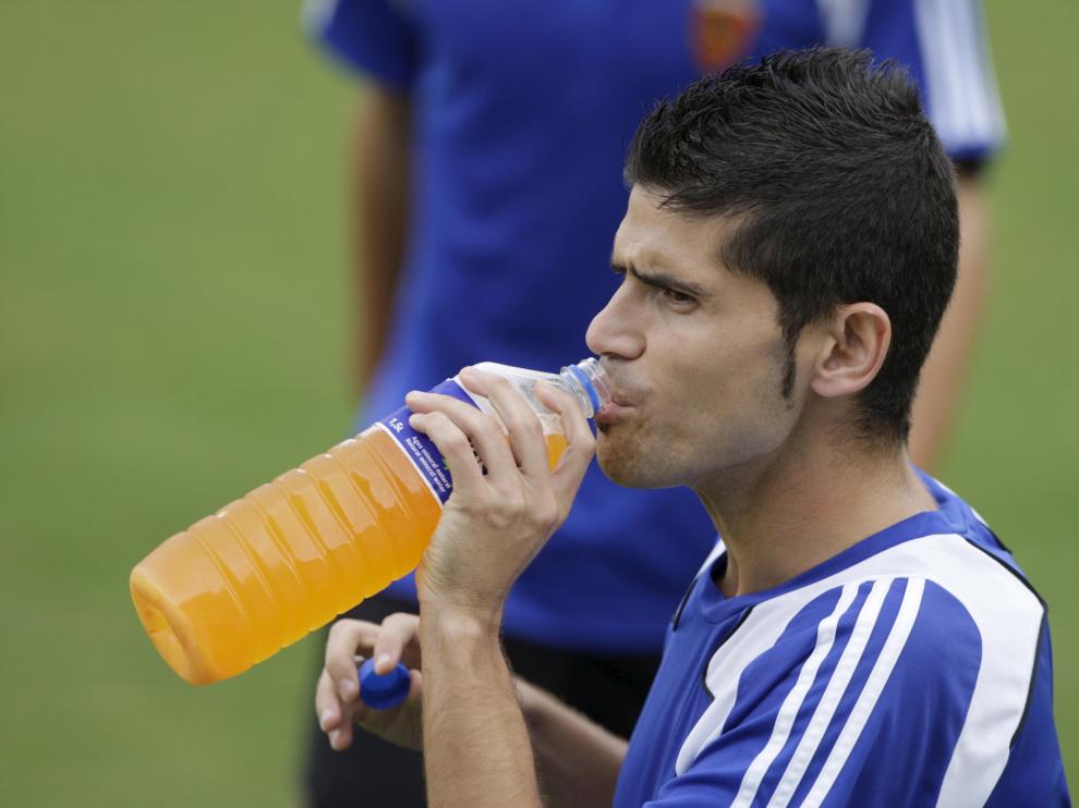 Antonio Hidalgo bebiendo durante un entrenamiento
