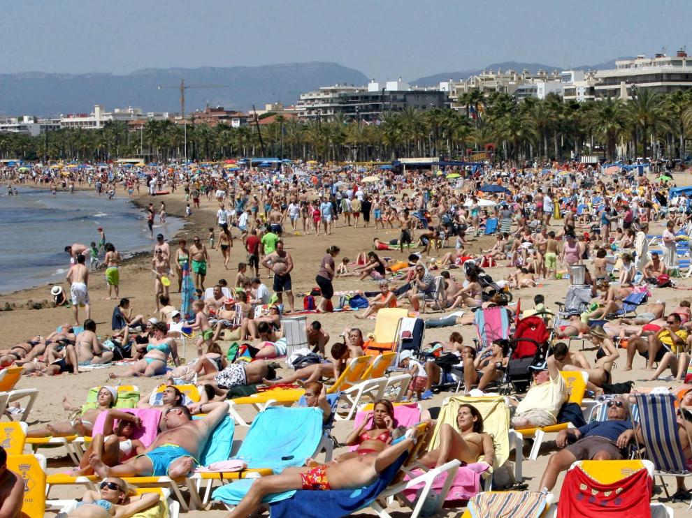Foto de archivo de la playa de Salou (Tarragona) abarrotada en verano.