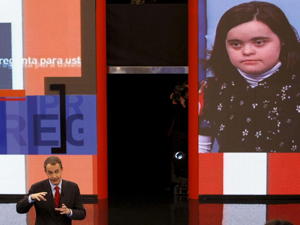 Zapatero responde a una de las ciudadanas invitadas al programa