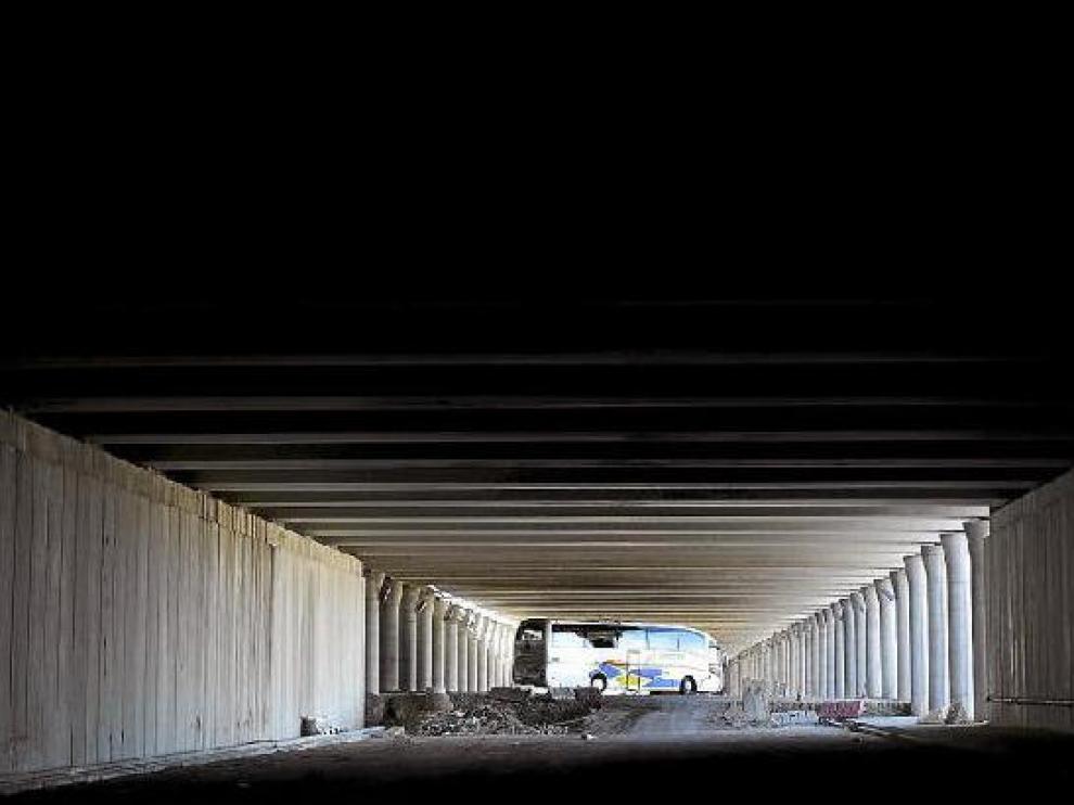 Desembocadura del túnel de la A-68, a la salida de la terminal de autobuses, aún pendiente de acondicionar.