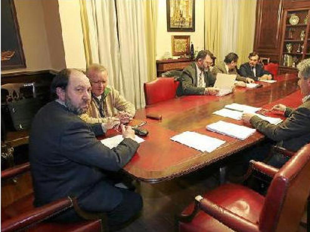 Julio Esteban, en primer término, presidió ayer la Comisión Informativa de Personal del Ayuntamiento.