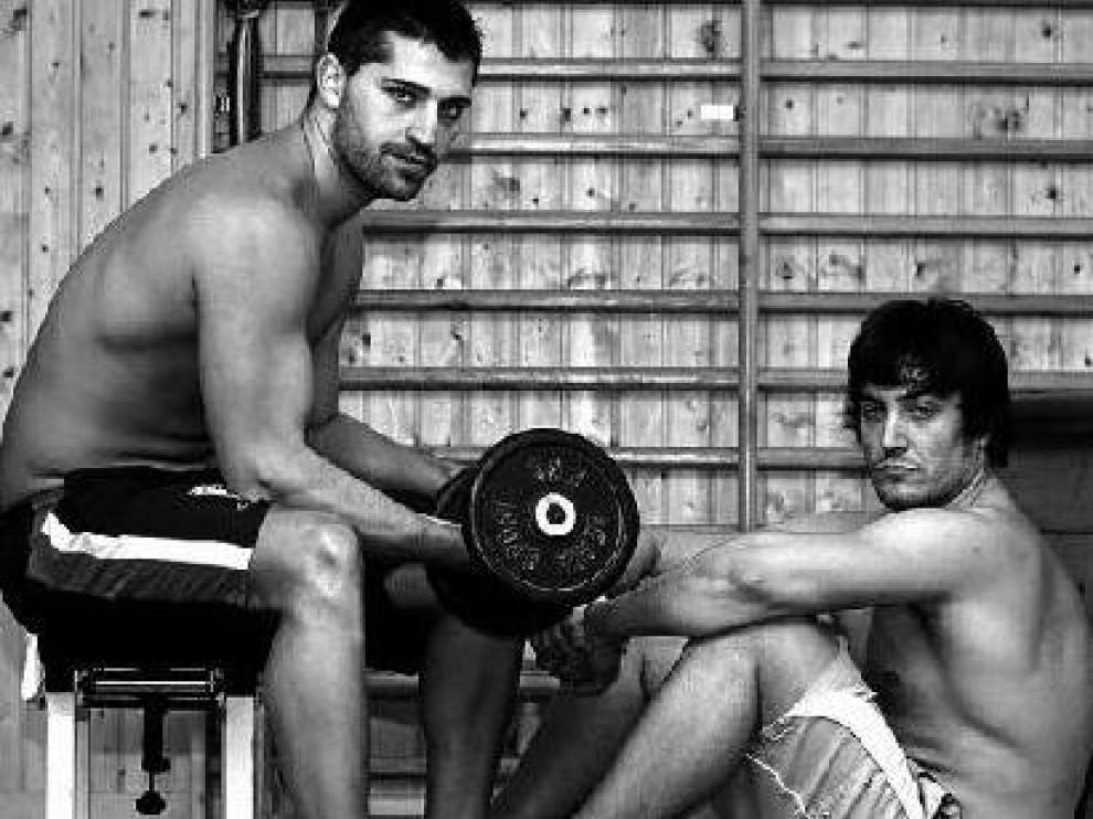 Ramón Garriga y Álvaro García en uno de los gimnasios emblema de la halterofilia aragonesa.