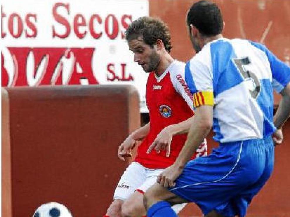 El centrocampista Jonan García controla el balón, durante un partido entre el Ibiza y el Sabadell.