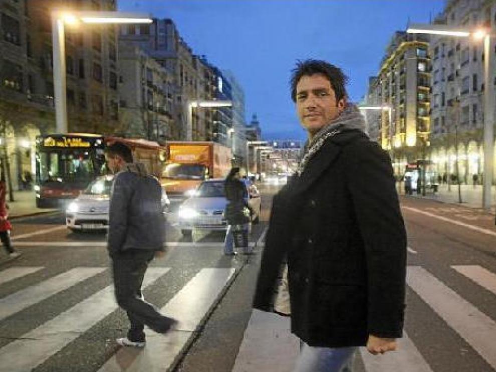 Iván Madrazo, un viandante más en el paseo de la Independencia. Nada más cruzar, hubo una avalancha de fans.