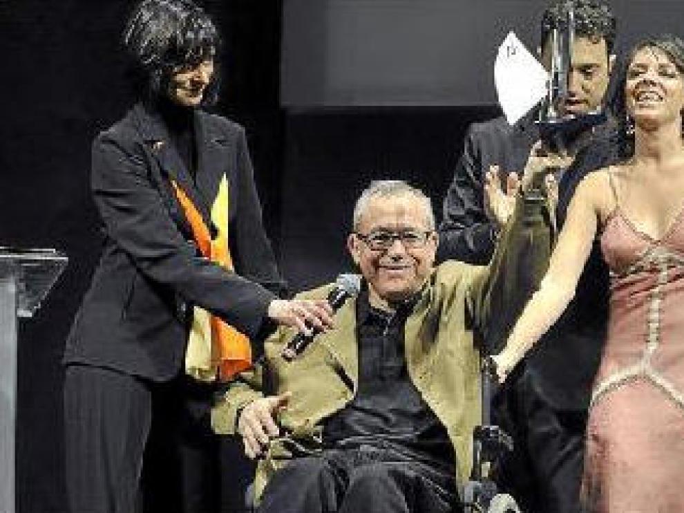 Matías Uribe, periodista de HERALDO, recibe emocionado su premio a la trayectoria profesional.