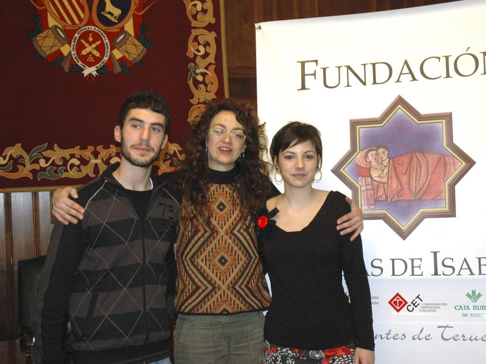 Carmen París abraza a los jóvenes Raquel Hinojosa y Jose Antonio Seguín que encarnarán los papeles de Diego e Isabel