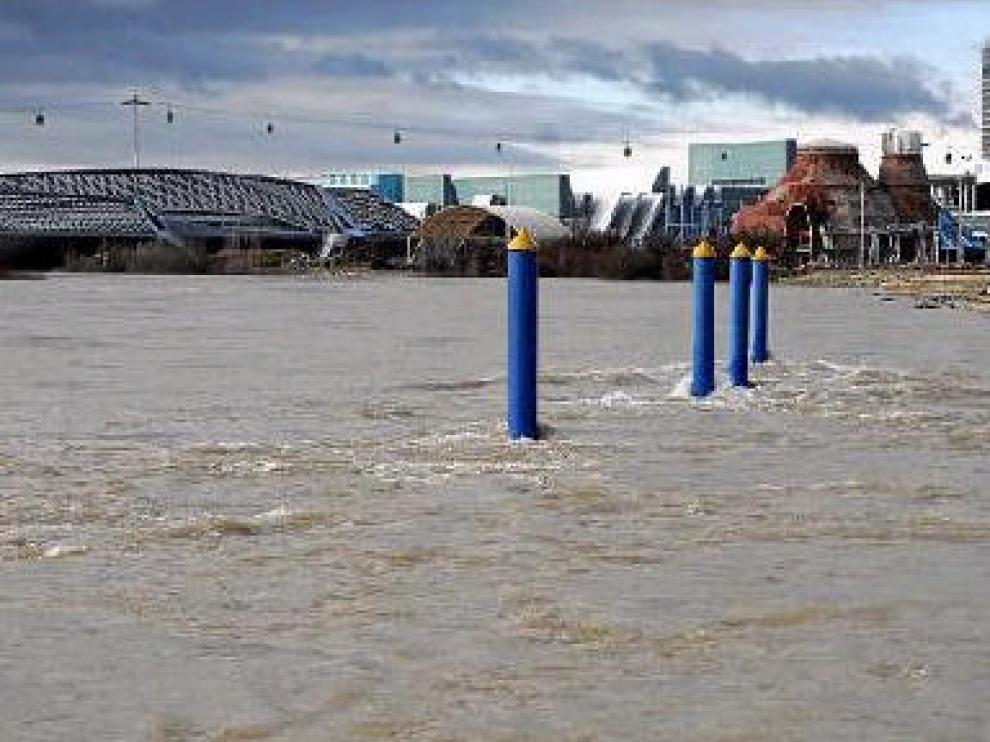El Ebro, ayer, en Zaragoza. Llegó a llevar 986 m3/s, pero para el viernes se esperan 1.600